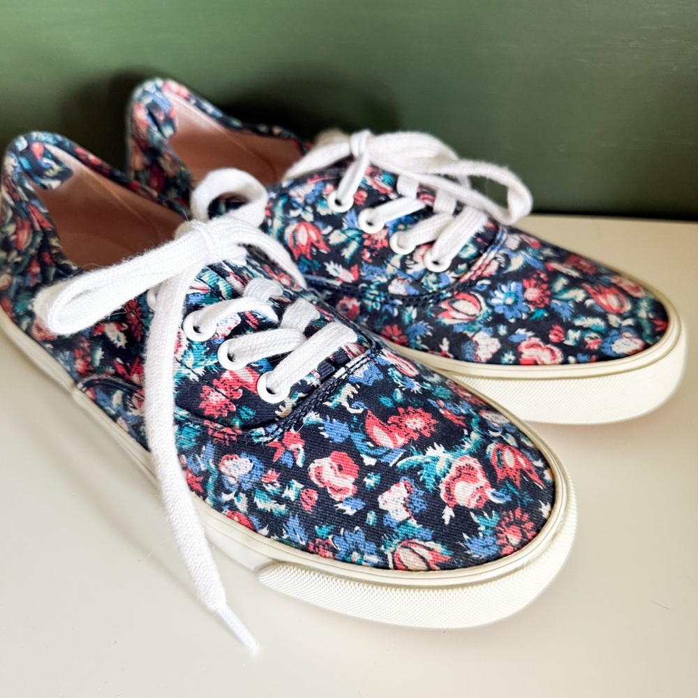 Old Navy Girls Floral Canvas Sneakers Navy Multicolor Lace-Up Size 4